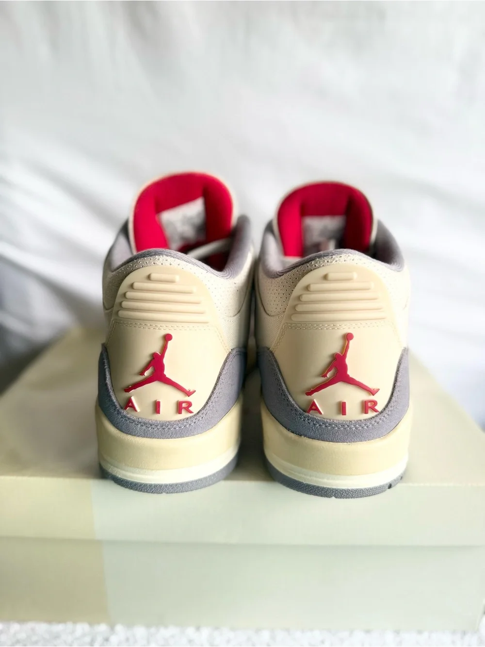 AUTHENTIC Jordan 3 Retro Muslin size 10.5 DH7139-100 2022 VNDS W/ OG BOX